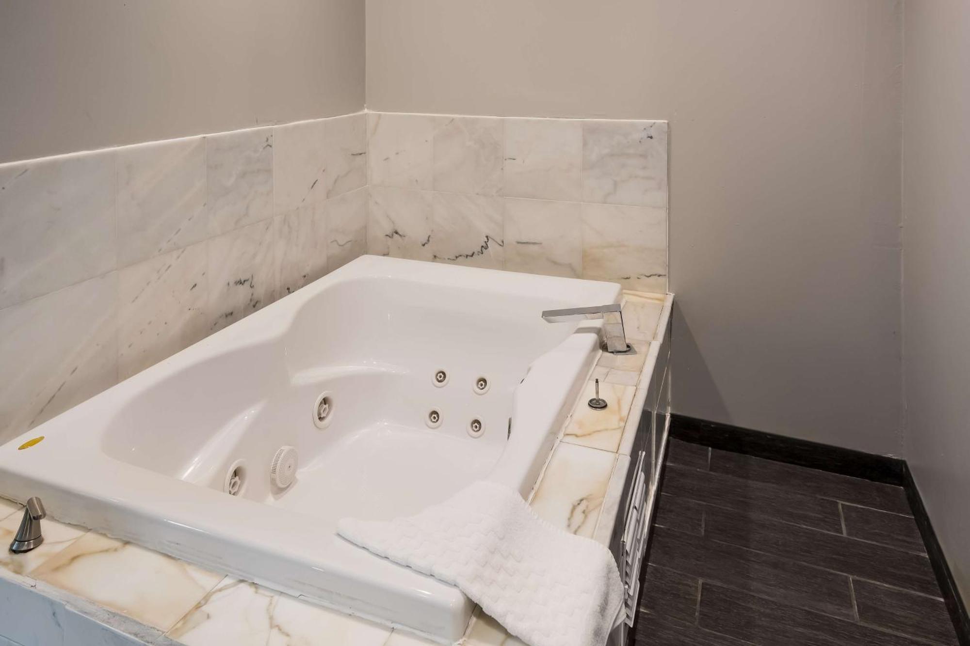 Hotel Western Riverside 3*