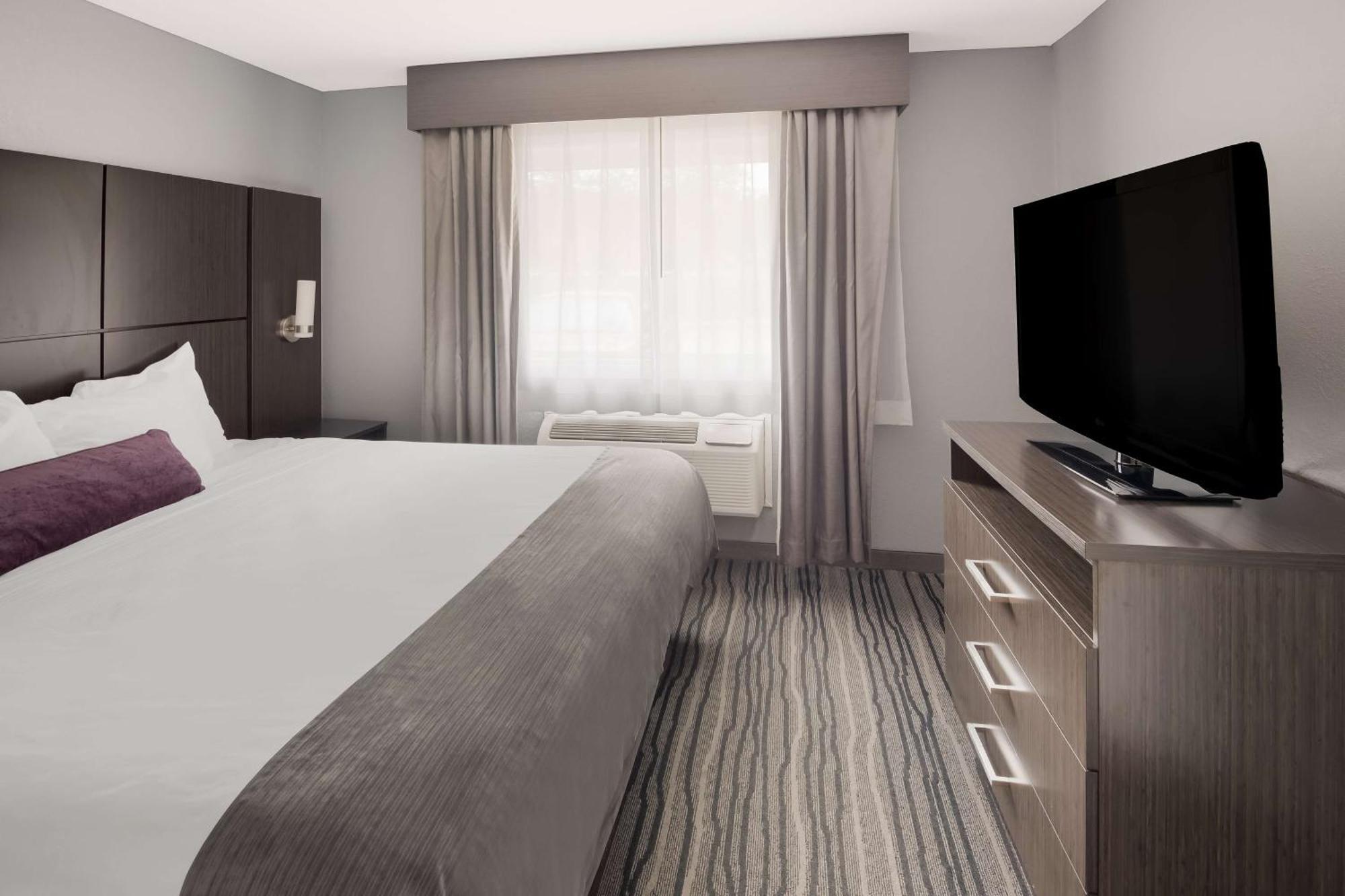 Western Riverside Hotel 3*