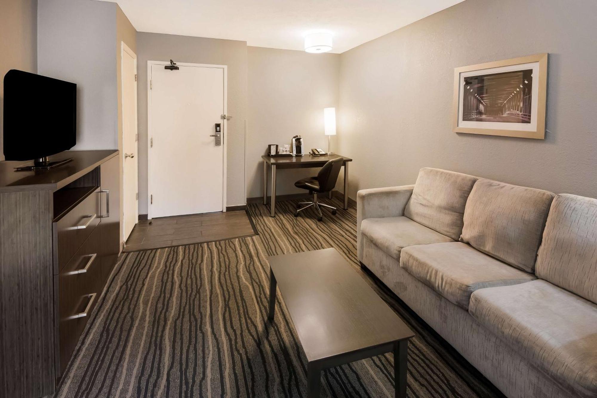 Western Riverside Hotel 3*